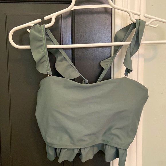 Cute green ruffle swimsuit - Picture 3 of 4